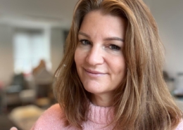 Opvoedcoach kijkt vriendelijk in de camera en deelt inzichten over waarom kinderen liegen.