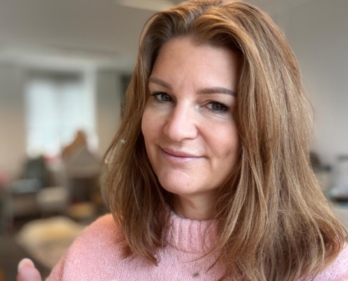 Opvoedcoach kijkt vriendelijk in de camera en deelt inzichten over waarom kinderen liegen.