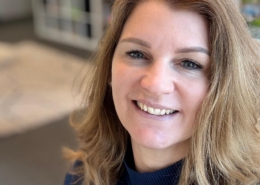 Coach kijkt vriendelijk in de camera