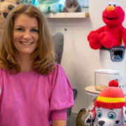 Coach kijkt vriendelijk in de cameraa