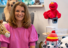 Coach kijkt vriendelijk in de cameraa